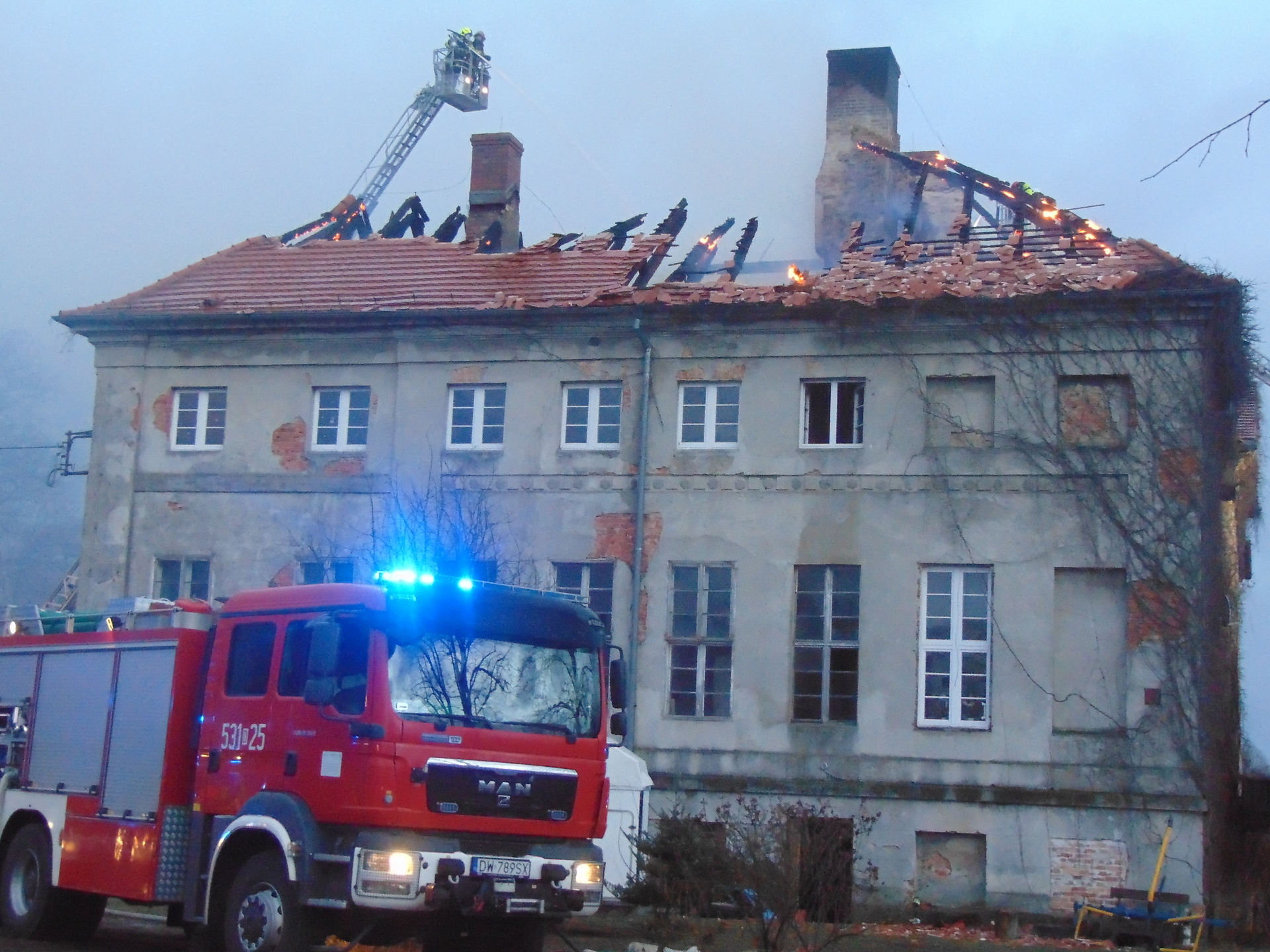 Pożar pałacu w Sieroszowicach (FOTO, AKTUALIZACJA)
