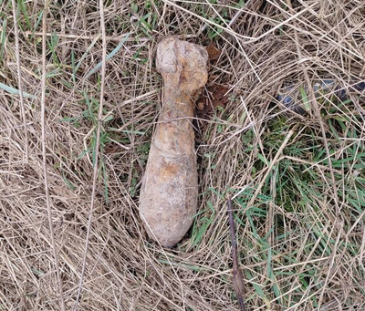 Pocisk artyleryjski z II wojny światowej leżał tuż przy drodze