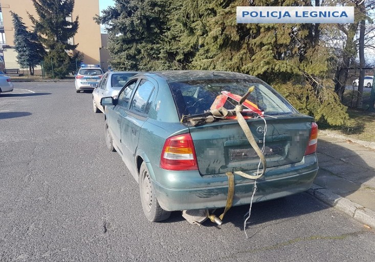 Kierowca bez prawka holował… poszukiwanego