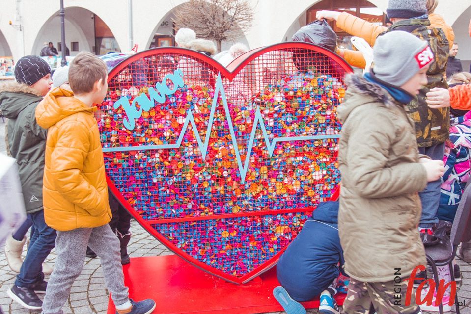 Serce z nakrętek pełne miłości (FOTO)