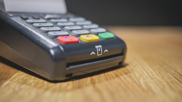 Chciał płacić znalezioną kartą. Właściciel był czujny