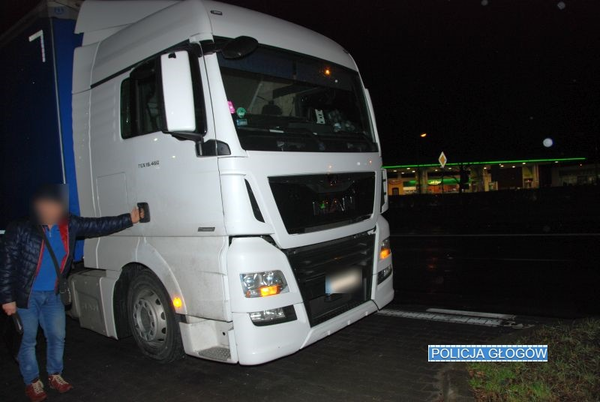 Zrobił awanturę i uszkodził drzwi tira. Na ulicy