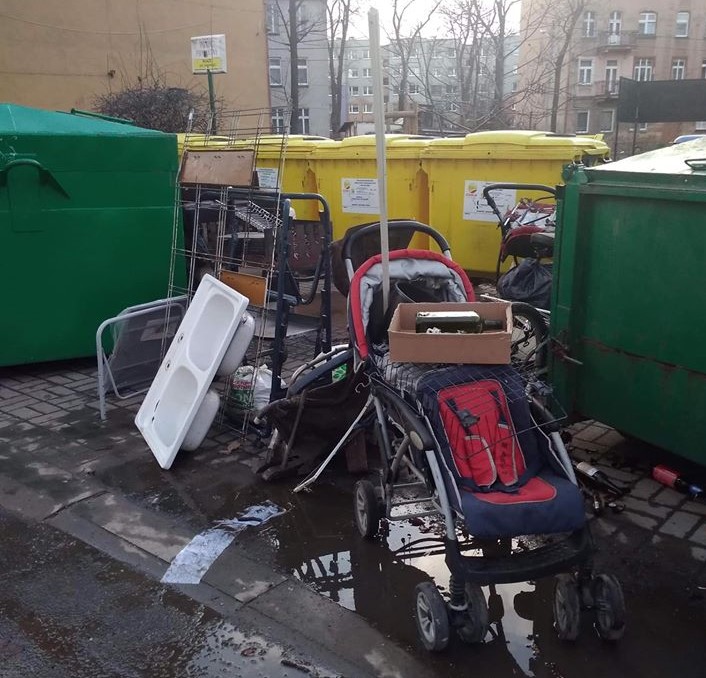 Śmieci zostawił obok kontenerów. Zrobili mu zdjęcie (FOTO)