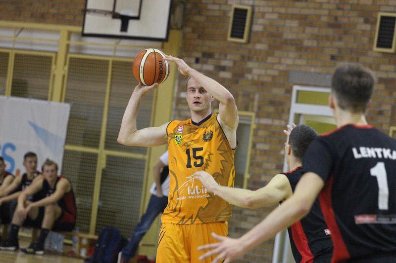 Związki sportowe przenoszą mecze, a kluby odwołują treningi