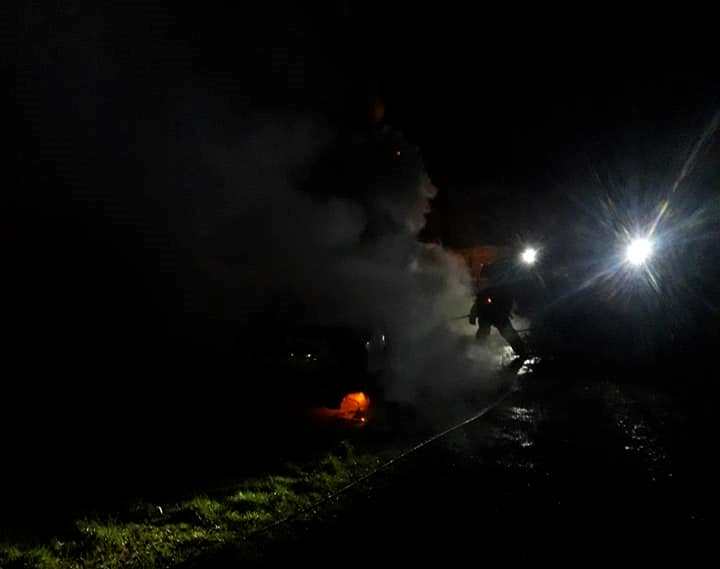 Samochód płonął w pobliżu budynków