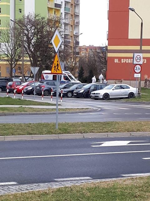 Ratownicy w białych kombinezonach niepokoją lubinian
