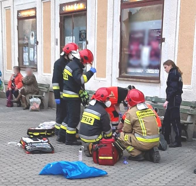 Uratowali życie nieprzytomnej kobiecie