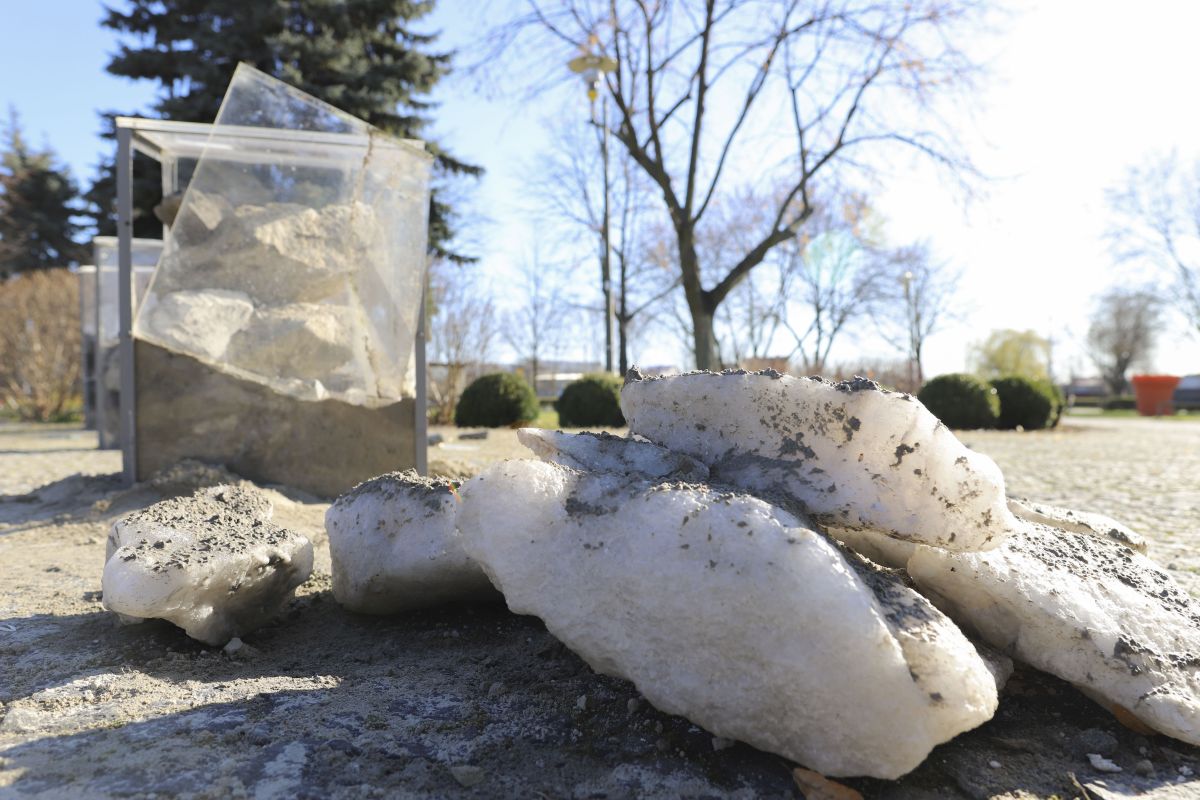 Wandale rozbili wszystkie gabloty (FOTO)