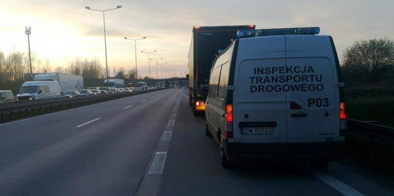 Przez dwa kilometry cofał TIR-a po autostradzie!