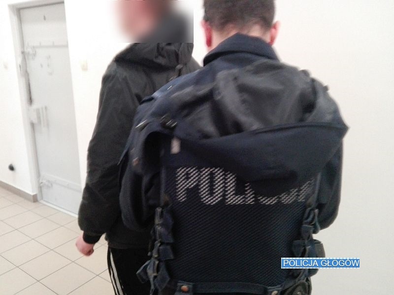 Złodziej samochodowy w rękach policji