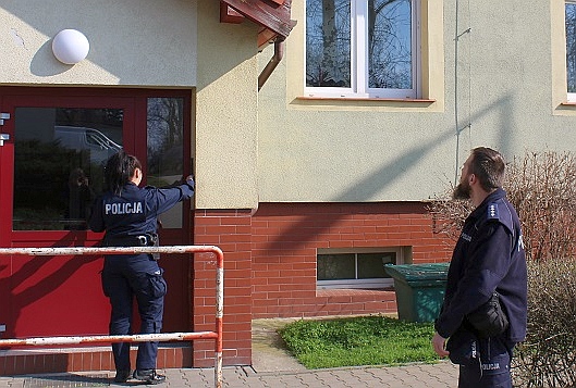 Dzielnicowi pomagają w utrzymaniu kwarantanny