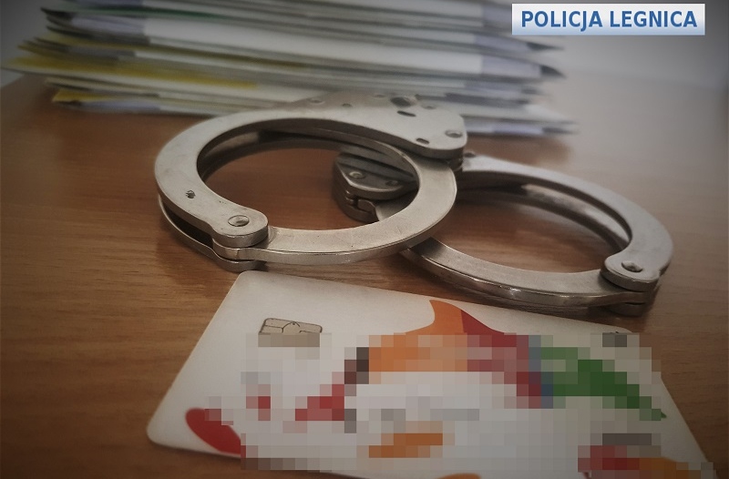 45-latek ruszył na zakupy z cudzą kartą