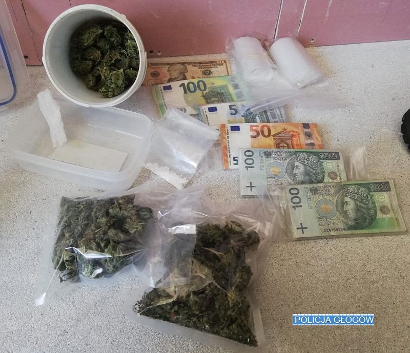 Marihuana, amfetamina i sporo gotówki w mieszkaniu 48-latka (FOTO)