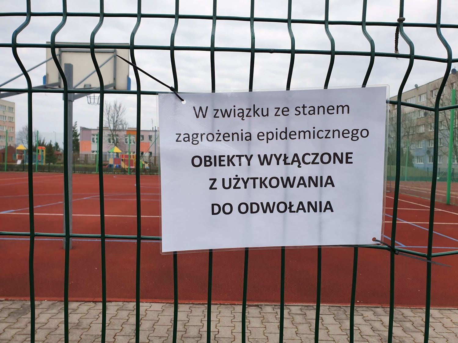 Mieszkańcy ignorują zakaz wstępu na place zabaw i boiska