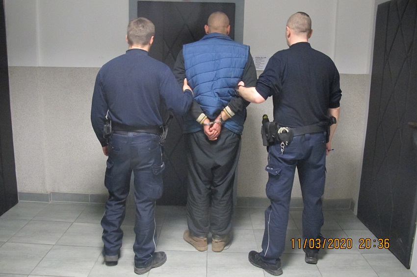 Rzucał kamieniami i groził podpaleniem restauracji