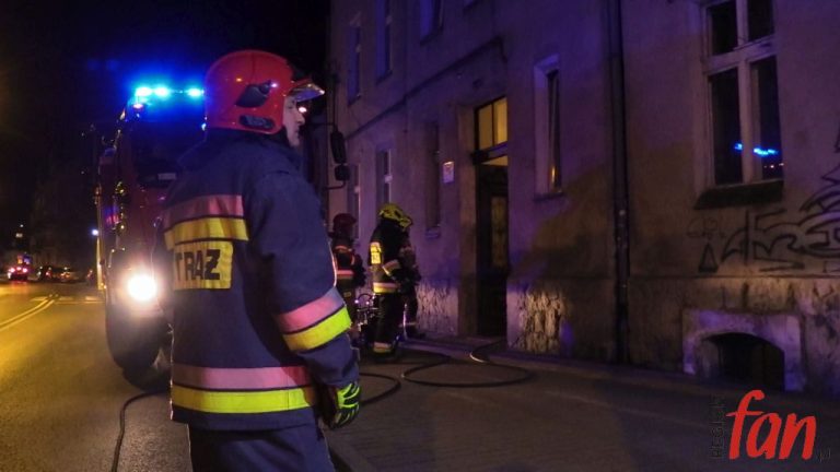 Pożar w kamienicy. Ewakuowano mieszkańców (FOTO, WIDEO)