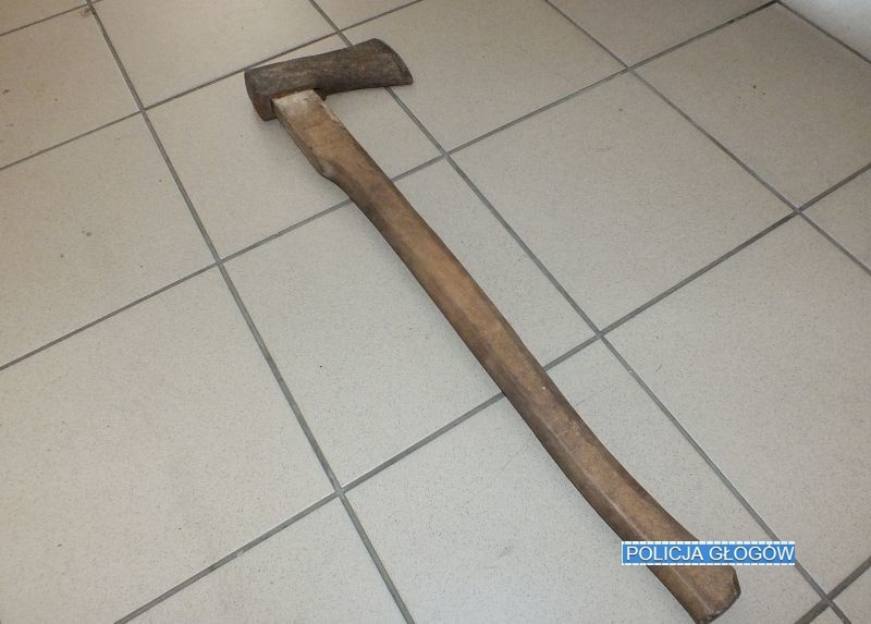 Groził siekierą swojej siostrze