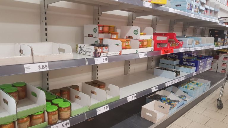 Rząd o zamknięciu sklepów: To fake news