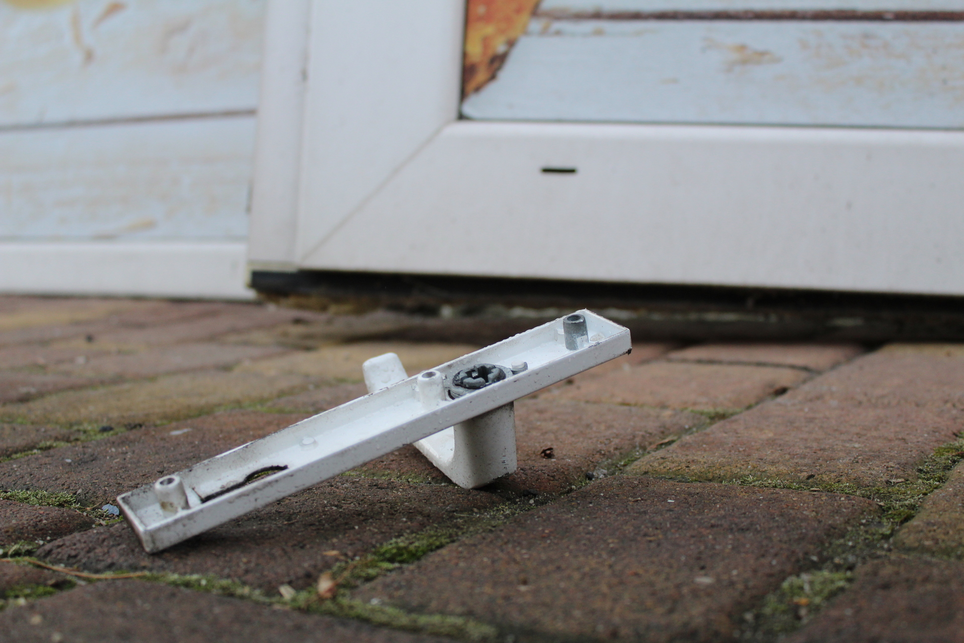 Złodziej ukradł papierosy i gotówkę