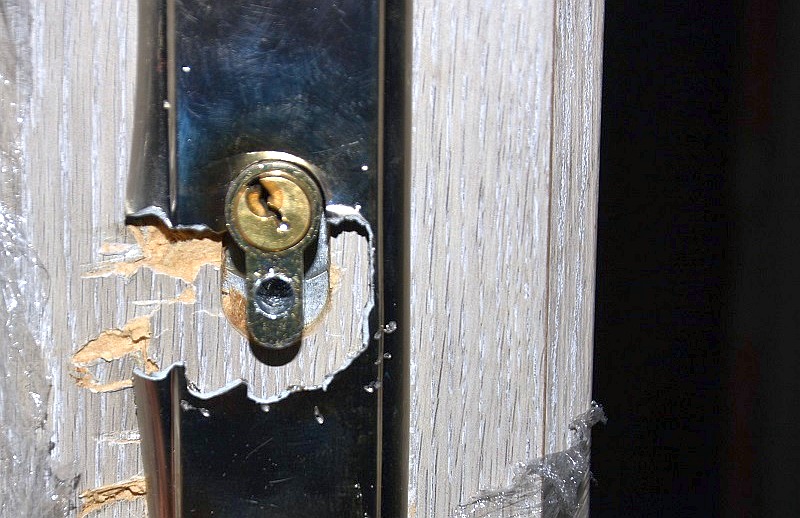 Nie chciał wpuścić policjantów. Weszli siłą