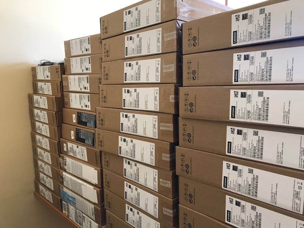 42 laptopy dla potrzebujących uczniów