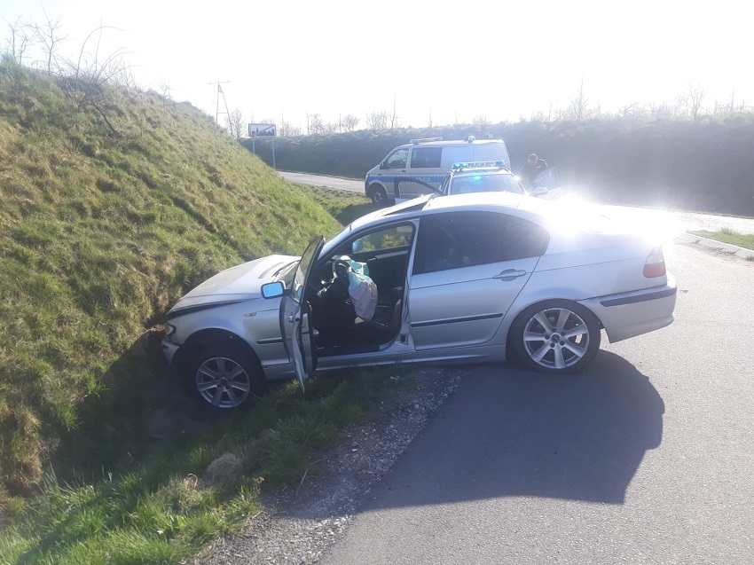 Kradzionym BMW wjechał do rowu. To nie koniec problemów 20-latka