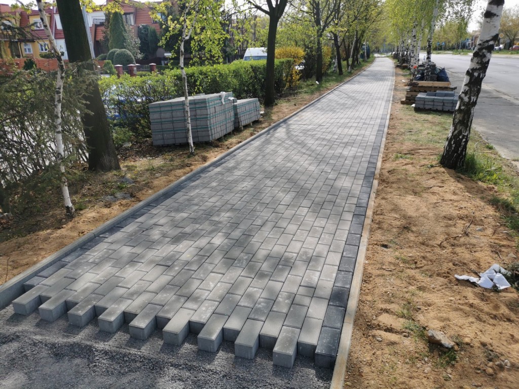 Powstają nowe chodniki w mieście (FOTO)
