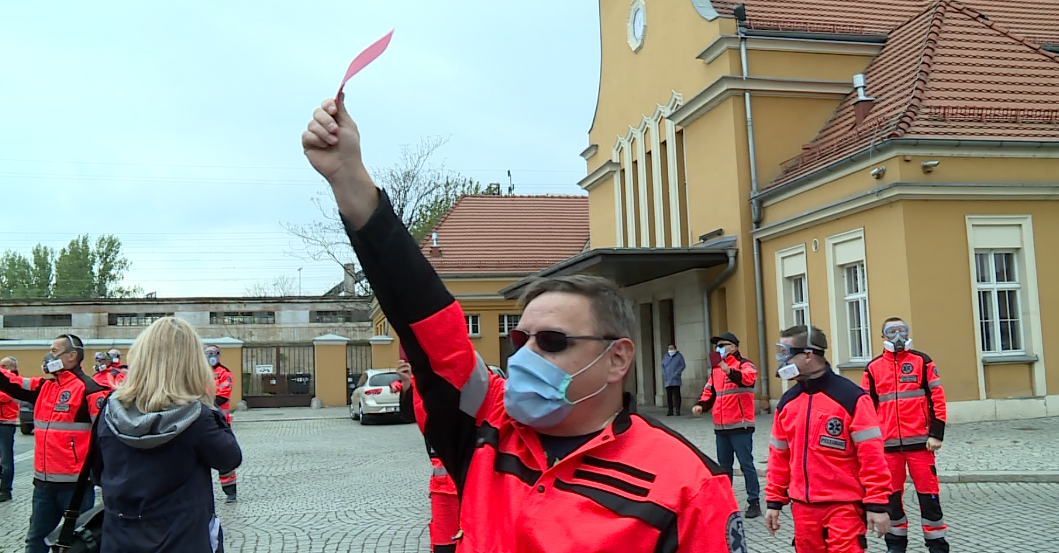 Ratownicy pokazali czerwoną kartkę szefowej i chcą więcej pieniędzy