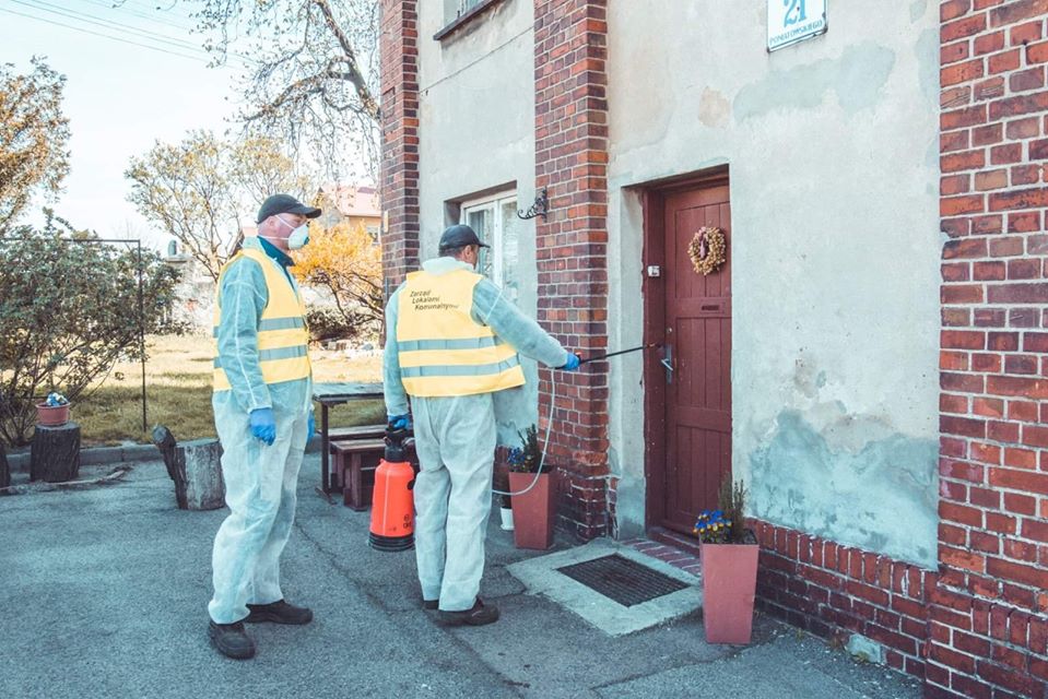 Dezynfekują klatki schodowe