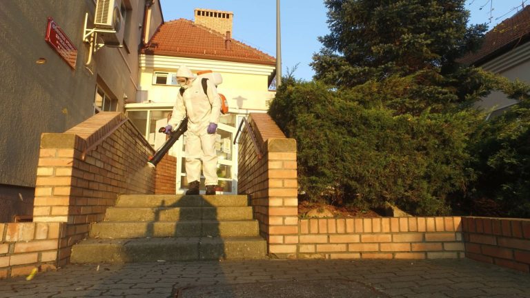 Strażacy dezynfekują przystanki i publiczne budynki