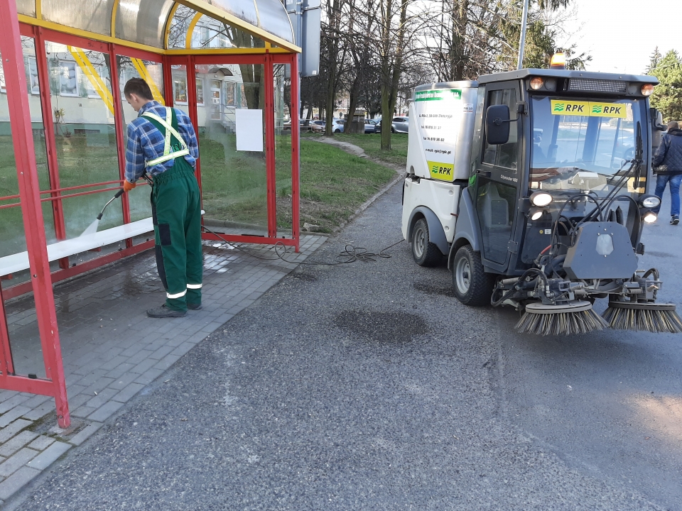 Odkażają przystanki i śmietniki