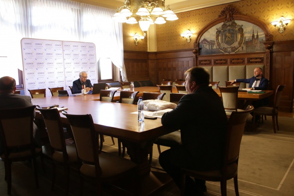 Historyczna sesja i pomoc dla przedsiębiorców