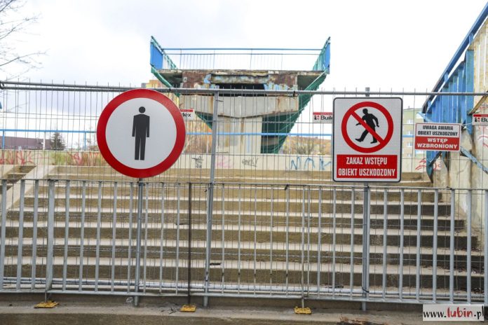 Kładka już rok czeka na naprawę. Czy się doczeka?