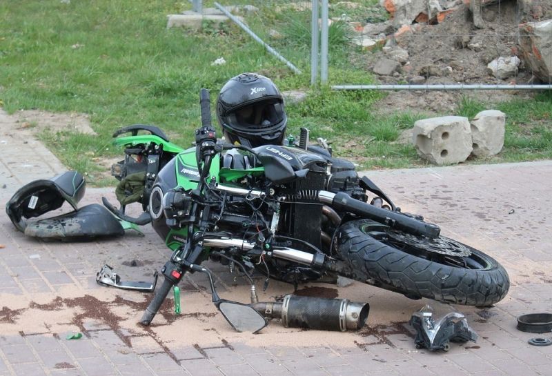 Motocyklista zderzył się z osobówką