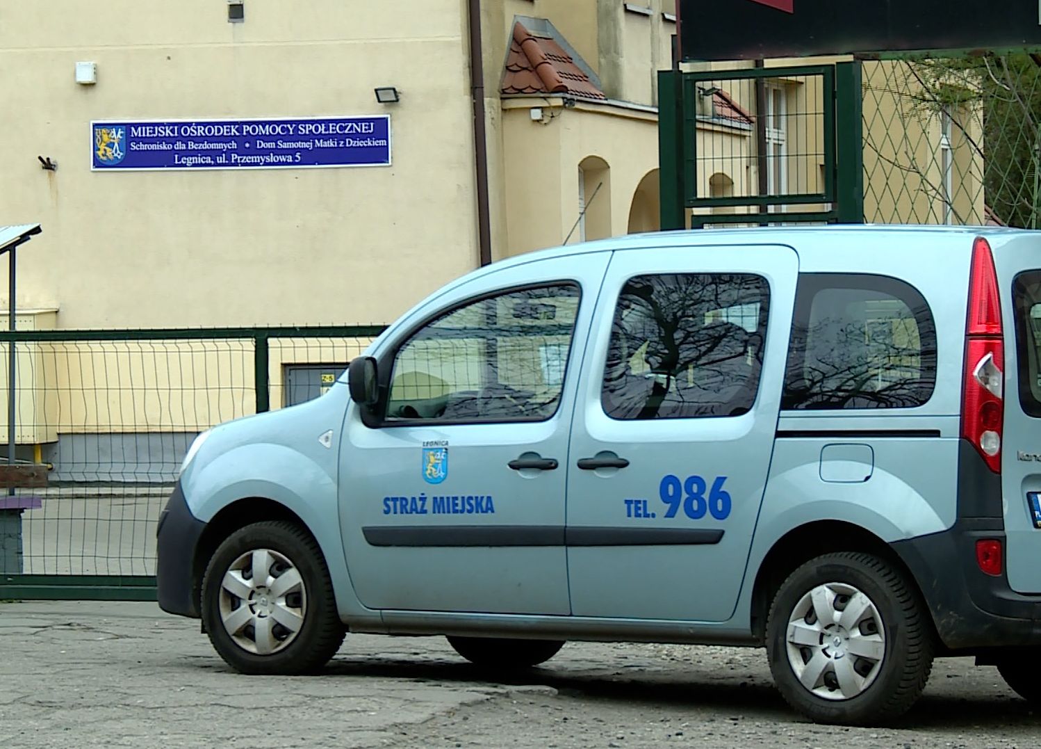 Nawet 100 osób zamkniętych w noclegowni (WIDEO)