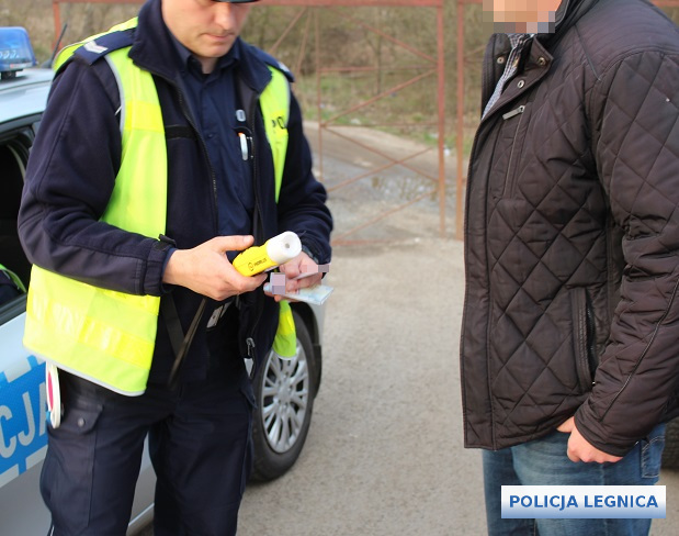 Jechał „wężykiem” przed policyjnym radiowozem