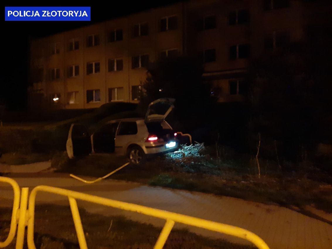 Szaleńczą ucieczkę przed policją zakończył na poręczy schodów