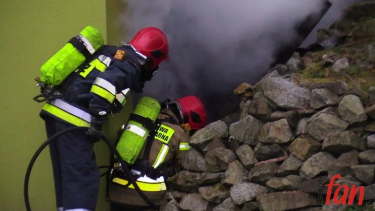 Groźny pożar przybudówki gospodarczej (FOTO, WIDEO)