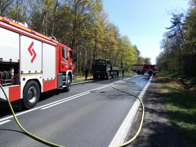 Wojskowa ciężarówka w płomieniach (WIDEO)