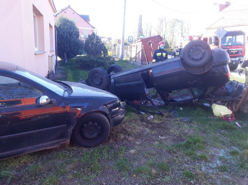 Staranował ogrodzenie i dachował. Był kompletnie pijany (FOTO)