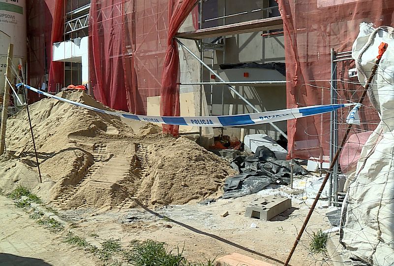 Robotnik spadł z rusztowania. Budowa wstrzymana (WIDEO)