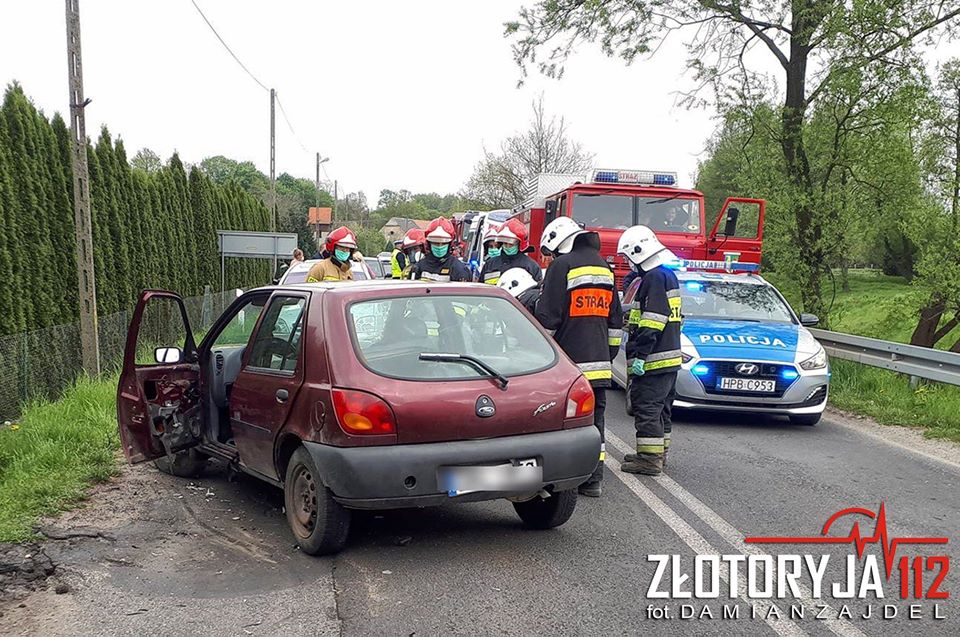 Zderzenie dwóch osobówek. Jedna osoba w szpitalu (FOTO)