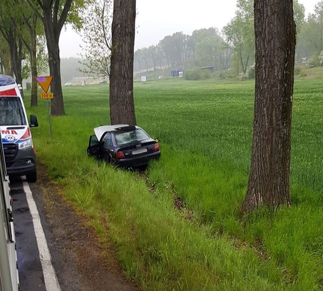 Wpadł w poślizg i uderzył w drzewo. Jedna osoba w szpitalu