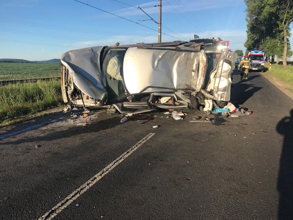 Wyprzedzał na trzeciego, wylądował w rowie