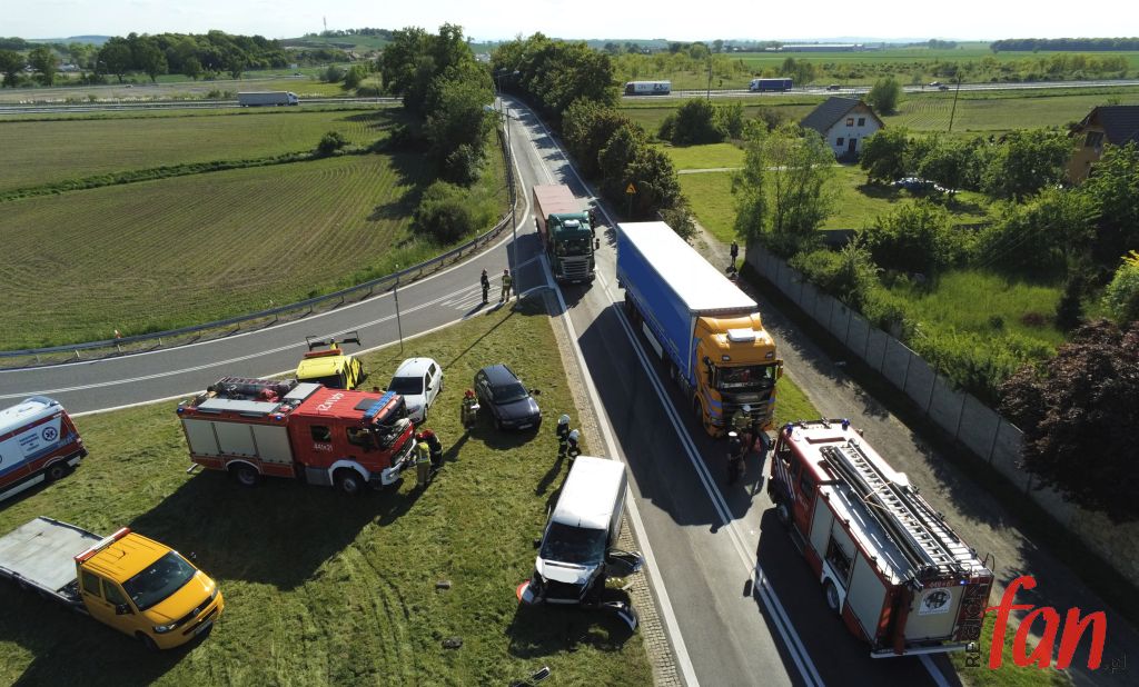 Busem wprost pod ciężarówkę (FOTO, WIDEO)