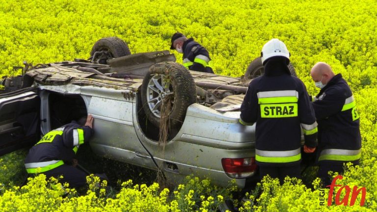 BMW dachowało w rzepaku (FOTO)