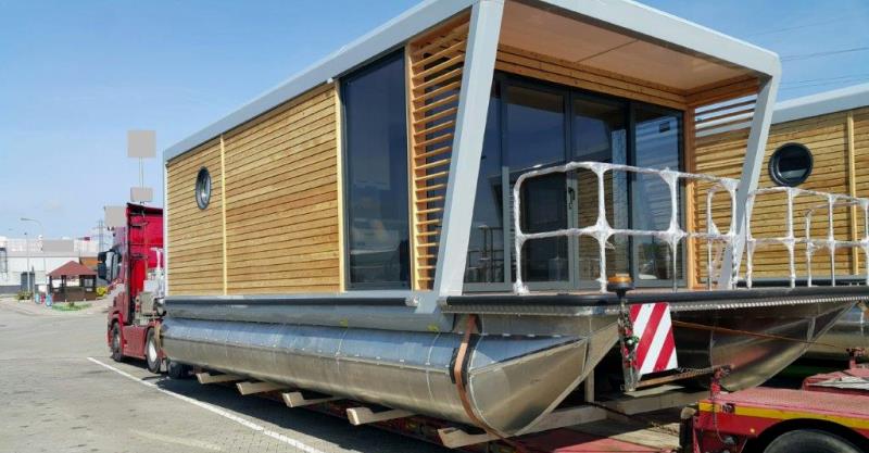 Pływające domy zatamowały ruch na autostradzie