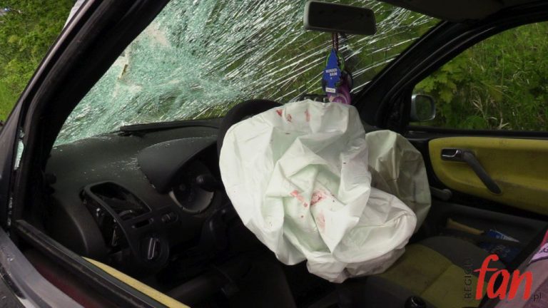 Czołowe zderzenie za Paszowicami (FOTO, WIDEO)