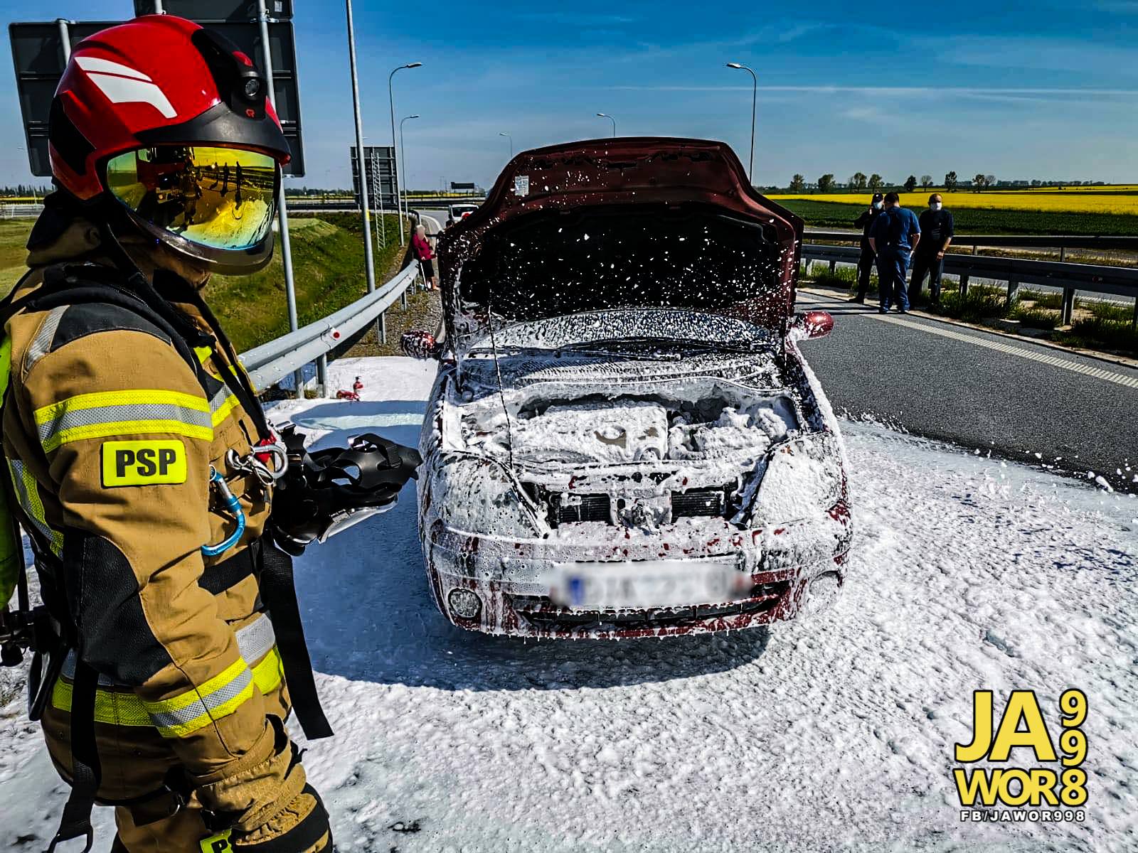 Pożar auta na zjeździe z S3 (FOTO)