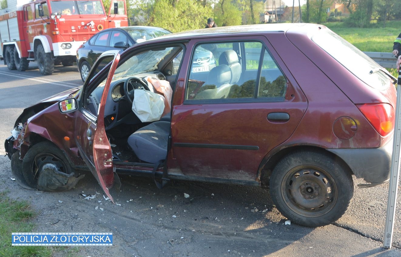Spowodował kolizję autem posklejanym pianką montażową (FOTO)